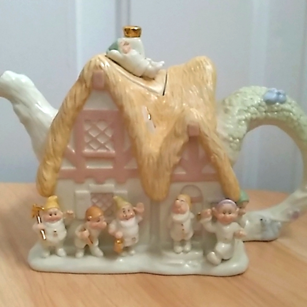 Lenox drawfs cottage tea set